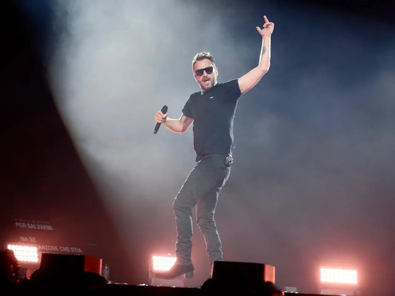 Cesare Cremonini sul palco dello stadio Euganeo (foto agenzia Bianchi)