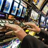 Un giocatore impegnato con una slot machine
