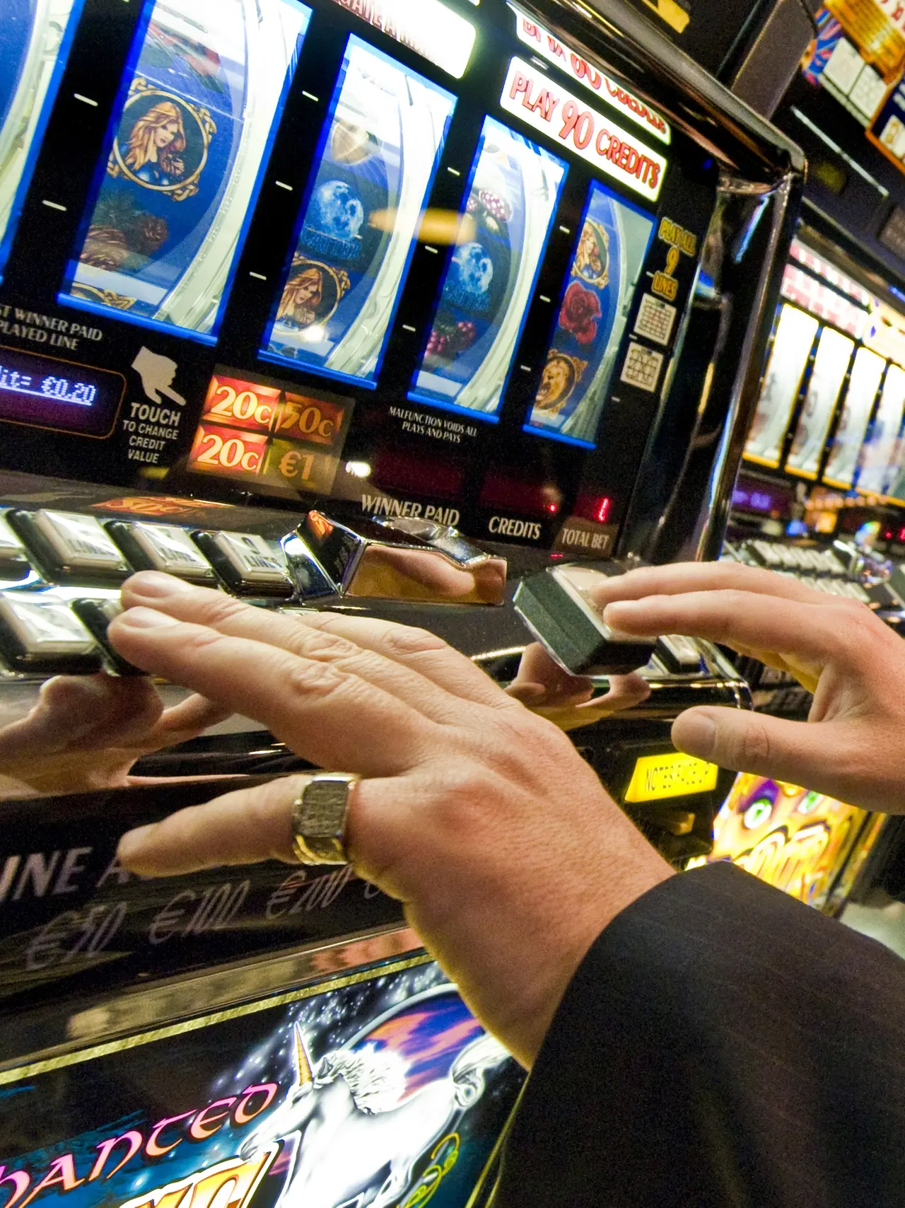 Un giocatore impegnato con una slot machine