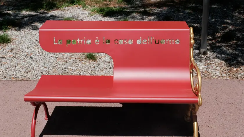 Una panchina con una frase di Mazzini