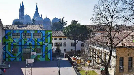 Il cortile del liceo Duca D’Aosta, che ha l’ingresso in via del Santo
