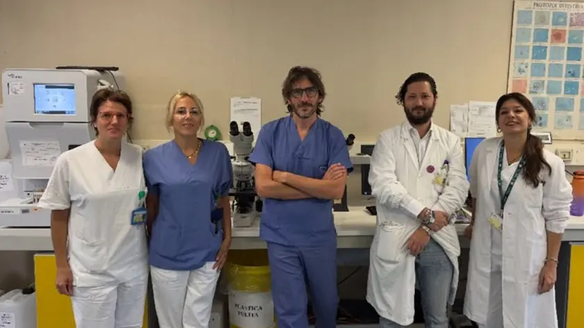Da sinistra, Giulia Tava, Elena Marchesi, Antonio Faita (Orl), Antonio Marco Miotti (Servizio di Consulenza Infettivologica), Monica Trambaioli (Laboratorio Analisi).