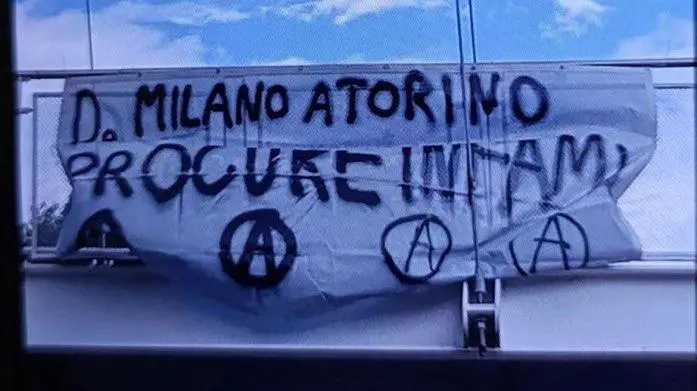 Uno degli striscioni anarchici apparsi a Padova