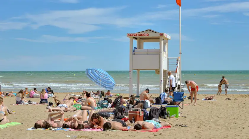 Turisti in spiaggia a Jesolo