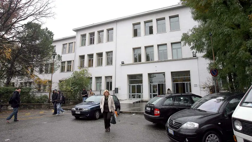 L’ingresso dell’istituto Bernardi in via Manzoni