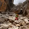 Un uomo del soccorso alpino nella zona dove è stato ritrovato il corpo senza vita dell'escursionista