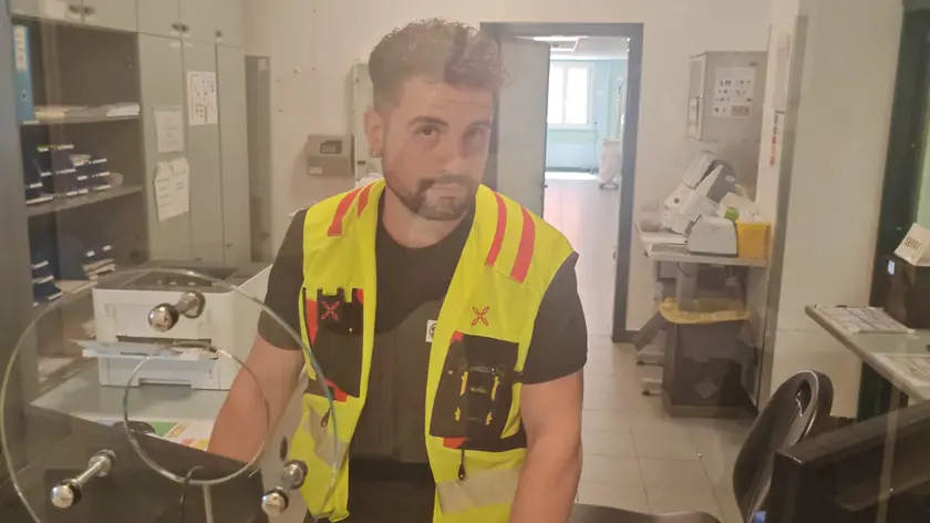 Un operatore al triage del Pronto soccorso di San Donà indossa la bodycam (foto Bortoluzzi)