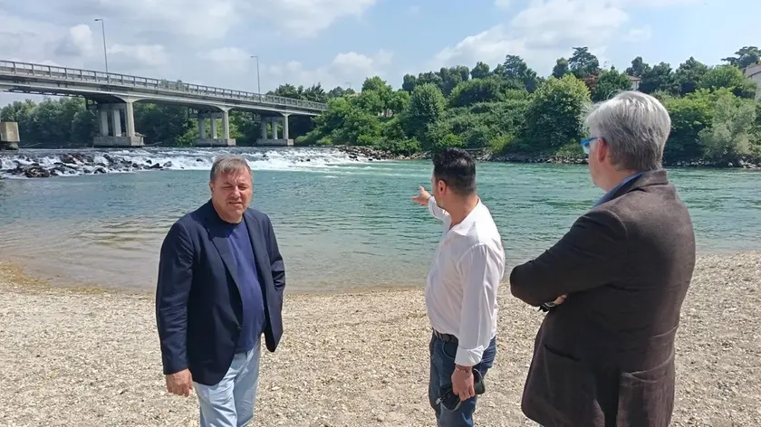 Cinquecento euro di multa per chi fa il bagno nella spiaggetta sul Brenta a Campo San Martino