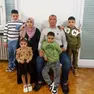 Abelrahman, con la maglia verde insieme ai genitori e ai fratellini
