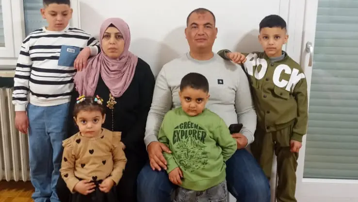 Abelrahman, con la maglia verde insieme ai genitori e ai fratellini
