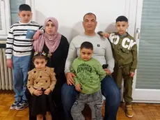 Abelrahman, con la maglia verde insieme ai genitori e ai fratellini