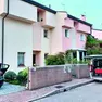L’abitazione di via dei Pascoli dove un uomo di 43 anni ha aggredito e ferito i genitori /foto petrussi