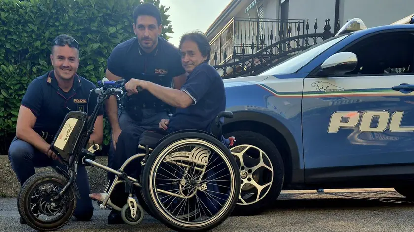 Gli agenti della Questura di Padova assieme alla persona con disabilità vittima del furto