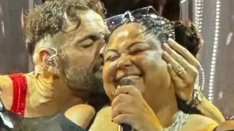 Alice B con Marco Mengoni sul palco di una delle date del tour
