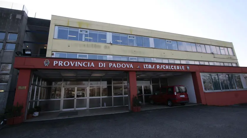 L’ingresso dell’istituto tecnico Pietro Scalcerle