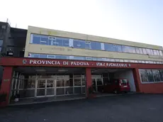 L’ingresso dell’istituto tecnico Pietro Scalcerle