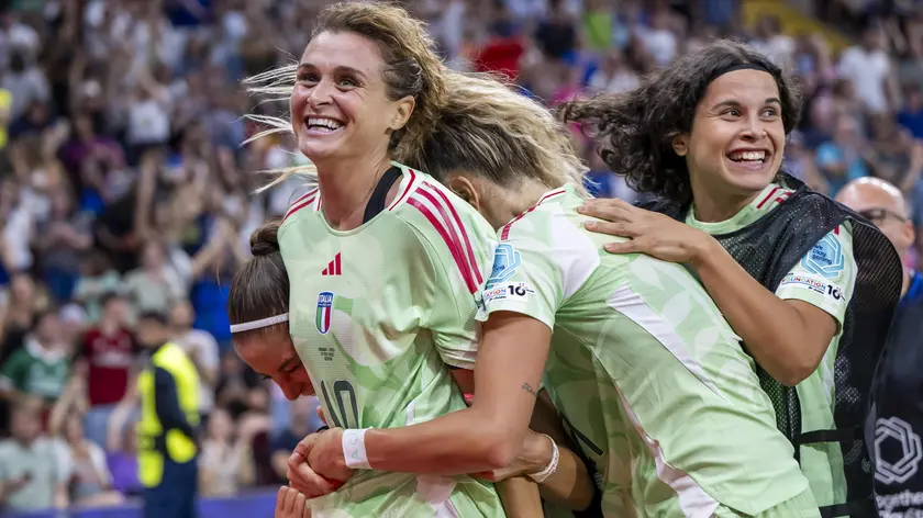 Cristiana Girelli esulta dopo il gol del 2-1