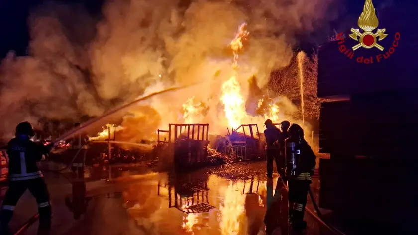Il deposito di Santa Giustina in Colle in fiamme