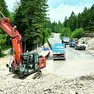 Mezzi al lavoro sull'Alemagna dopo l'ultima frana