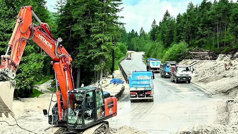 Mezzi al lavoro sull'Alemagna dopo l'ultima frana