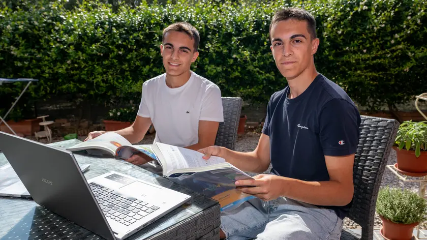 I gemelli Ceretta nel giardino di casa, a sinistra Riccardo e a destra Matteo (foto Zangirolami)