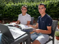 I gemelli Ceretta nel giardino di casa, a sinistra Riccardo e a destra Matteo (foto Zangirolami)