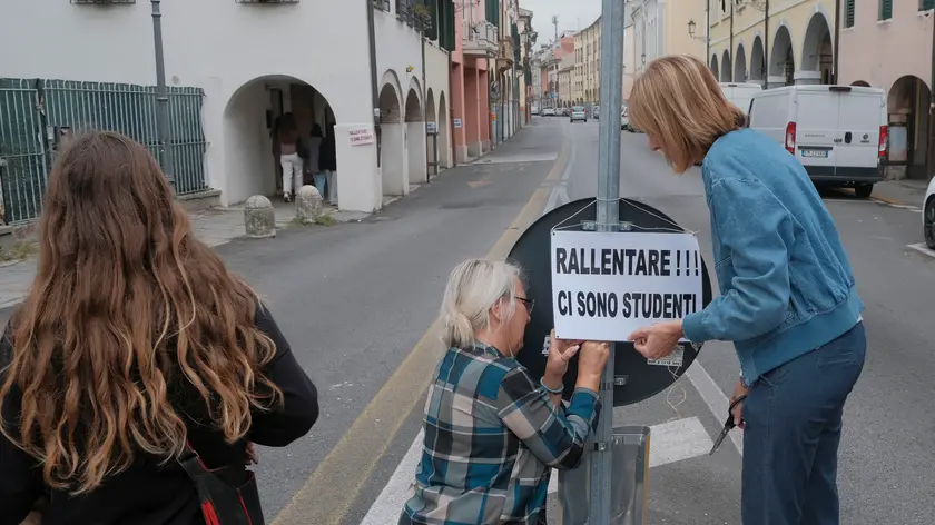 Il cartello appeso davanti al liceo Selvatico dopo l’incidente della studentessa (foto Bianchi)