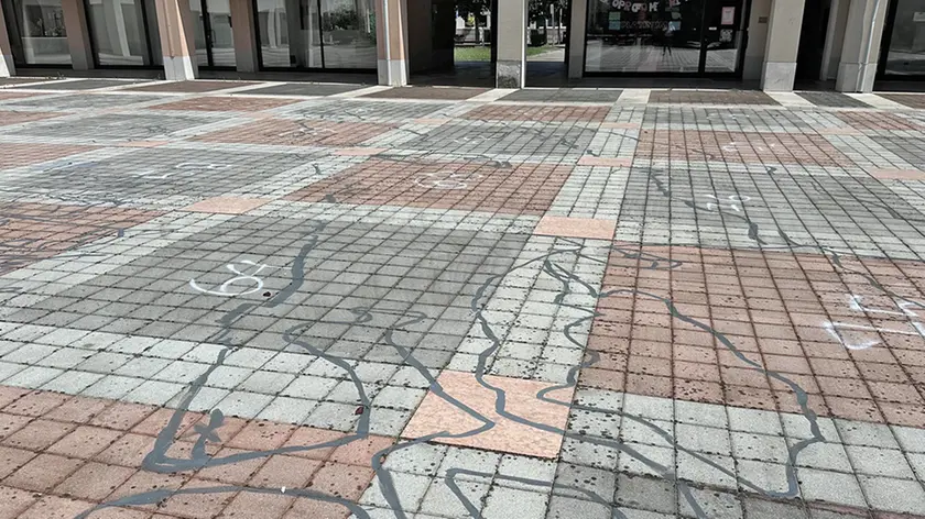 Le mattonelle di piazza del Sindacato con gli evidenti segni preparatori del murale, che poi è stato realizzato al parco della Repubblica (foto Piran)