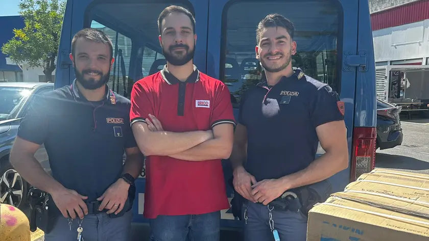 I poliziotti con i climatizzatori rubati e ritrovati