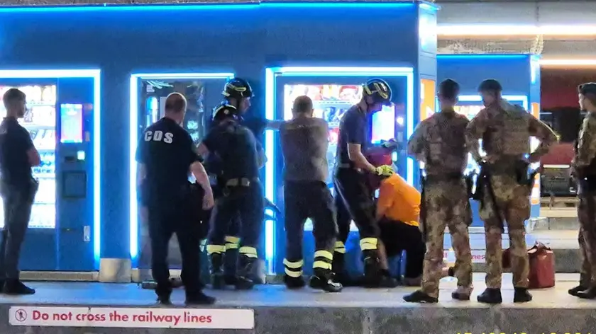 L'intervento alla stazione di Mestre per liberare l'uomo rimasto incastrato nel distributore automatico (foto dal gruppo "La voce del quartiere Piave")