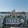 I manifestanti sul ponte votivo del Redentore (foto Matteo Tagliapietra/Interpress)