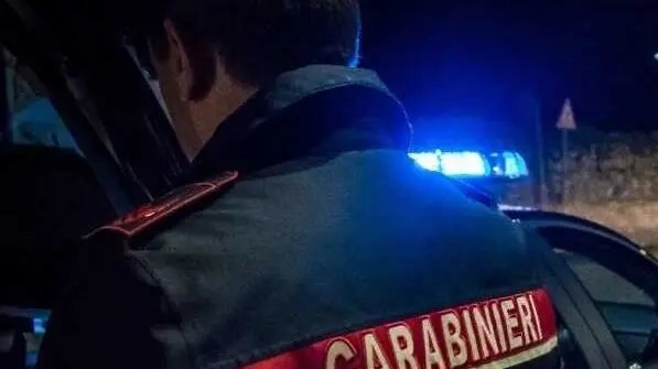I carabinieri hanno scoperto il ladro dell'ex panificio mentre caricava le attrezzature su un furgone