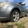Una delle auto danneggiate nel parcheggio