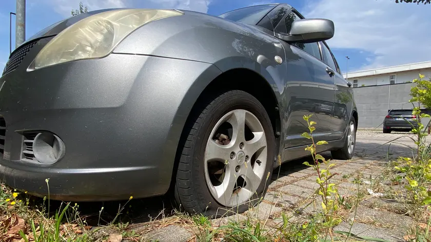 Una delle auto danneggiate nel parcheggio