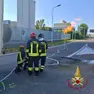 I vigili del fuoco bruciano il carburante in torcia