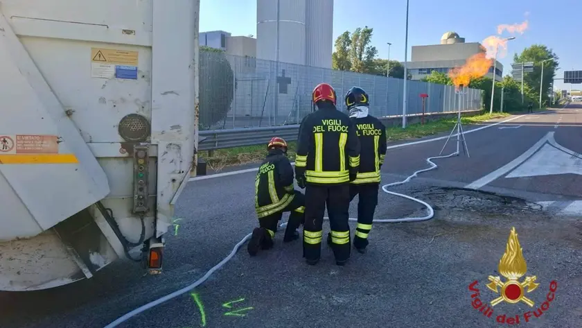 I vigili del fuoco bruciano il carburante in torcia