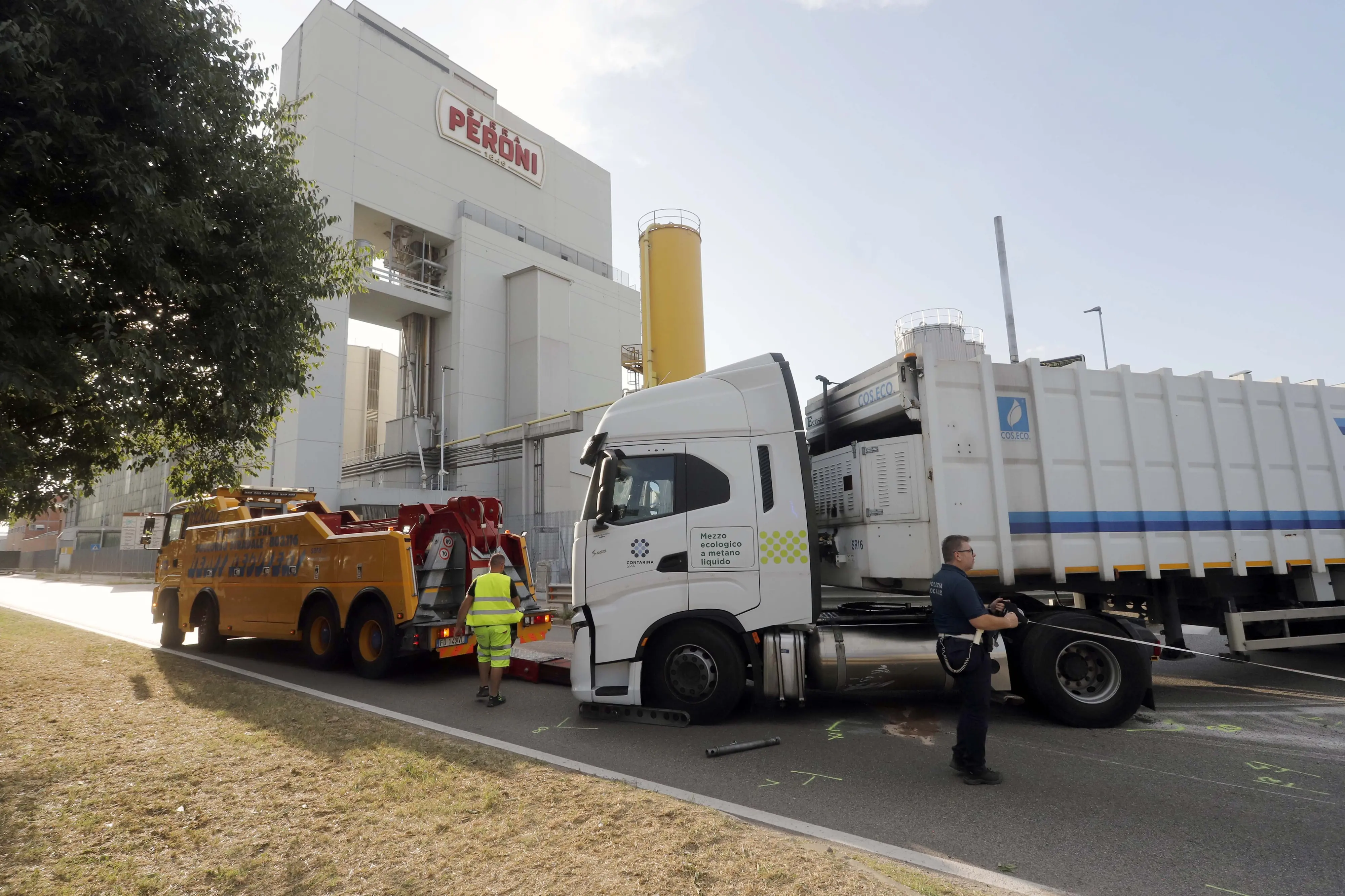 Il tir è stato poi trasportato in autofficina per le riparazioni