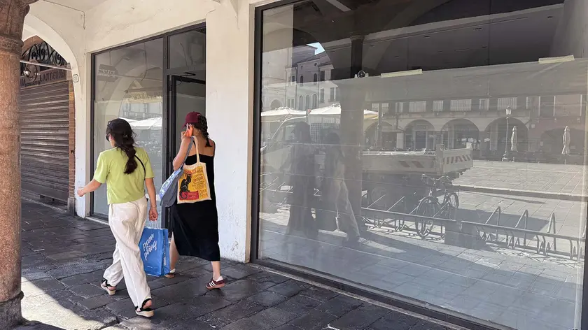 Le vetrine dell’ex libreria Giunti: ora arriva la gelateria La Romana