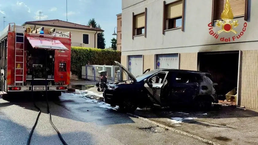 L'auto andata a fuoco a Padova