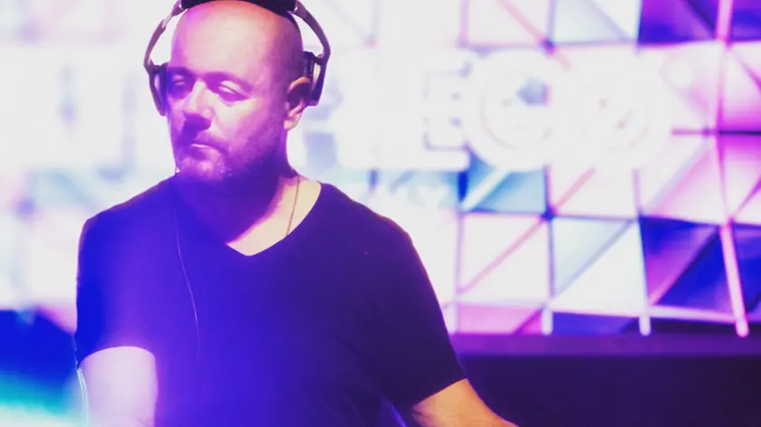 Deejay Marco Dionigi alla consolle (foto da Instagram)
