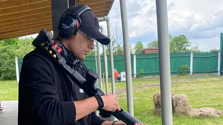 Il ventunenne impegnato in un allenamento di tiro a segno