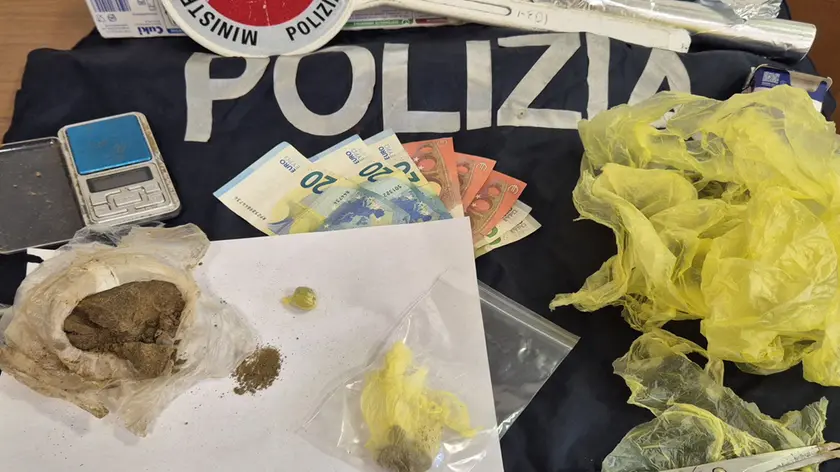Droga e soldi sequestrati dalla polizia