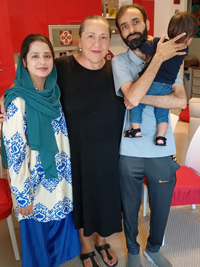 Nadia Badalon con mamma Zainab, papà Nawaz Arslan e il piccolo salvato