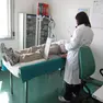MEDICO DI MEDICINA GENERALE VISITA UN PAZIENTE