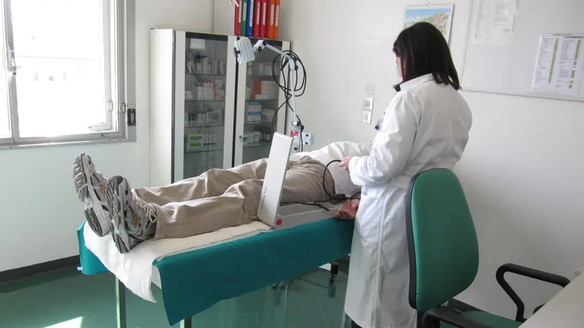 MEDICO DI MEDICINA GENERALE VISITA UN PAZIENTE