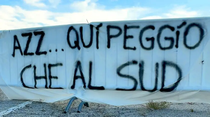 La scritta di protesta