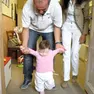Chantal Tonello cammina accompagnata dal papà