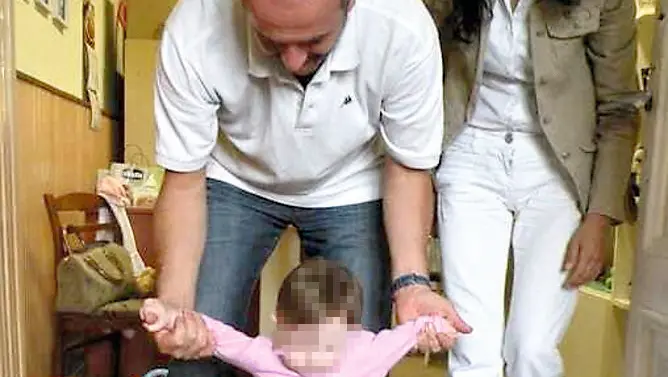 Chantal Tonello cammina accompagnata dal papà