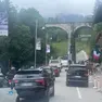 L'arrivo con code in via Barone Franchetti a Cortina d’Ampezzo