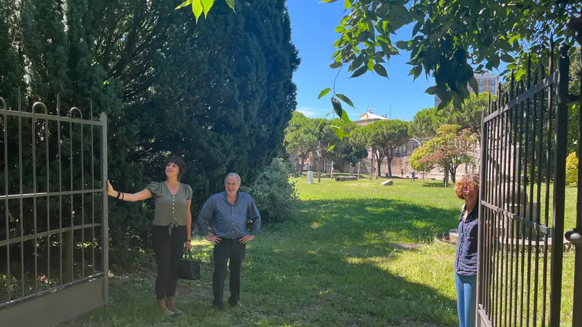 L'assessore alla cultura Andrea Colasio con la direttrice dei musei civici Francesca Veronese e Aisha Ruggeri, direttore creativo e project manager dell’ATI Giardini dell’Arena